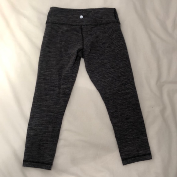 Lululemon Gradient Grey 3/4 Leggings - Picture 2 of 3